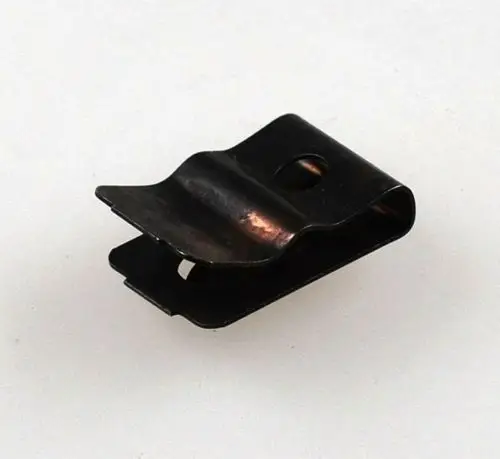 Befestigungsbügel aus Metall mit gebogener Form, geeignet für die Montage. Produkt von Remko.