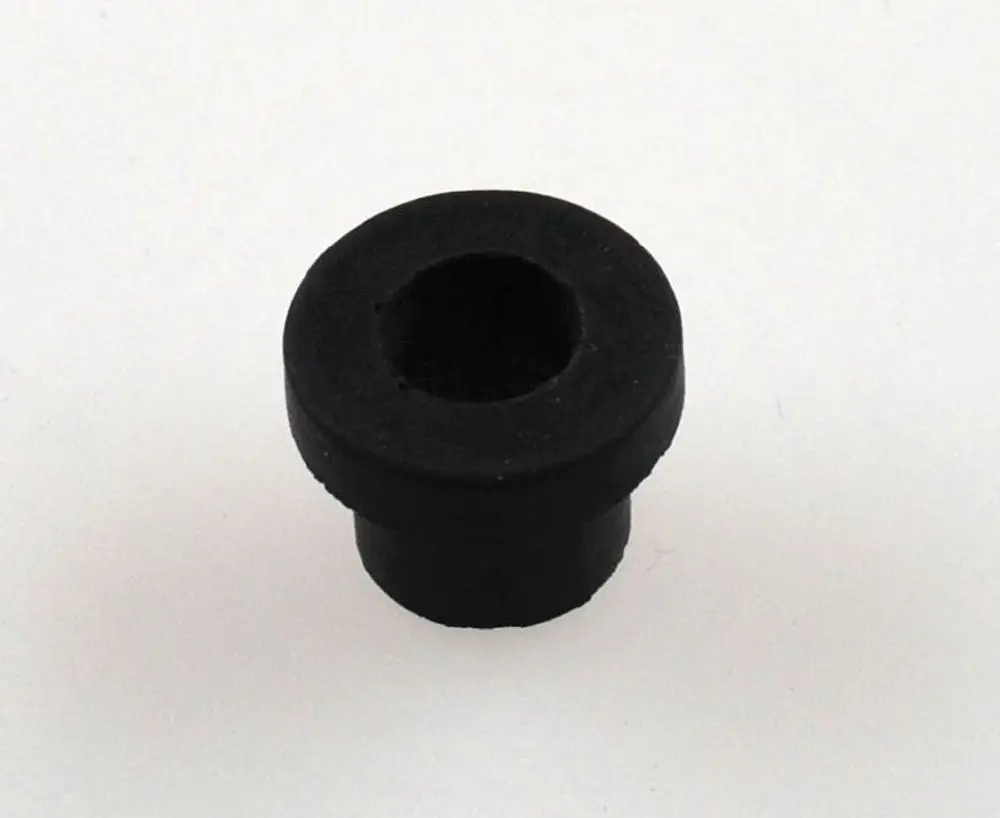 Schwarze Gummitülle mit zentralem Loch, neutraler Hintergrund. Produkt von Remko, verwendet in verschiedenen Anwendungen zur Sicherstellung von Dichtungen oder Halterungen.