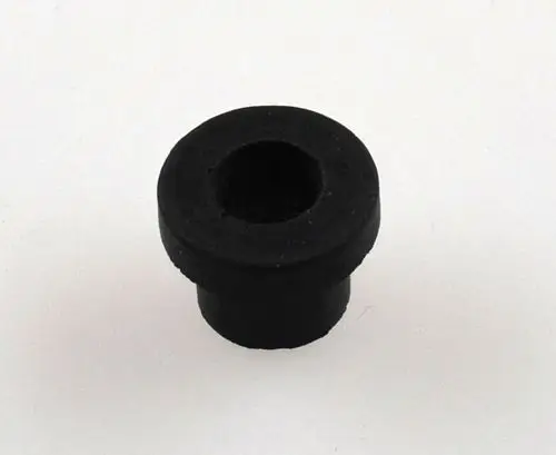 Schwarze Gummitülle mit zentralem Loch, neutraler Hintergrund. Produkt von Remko, verwendet in verschiedenen Anwendungen zur Sicherstellung von Dichtungen oder Halterungen.