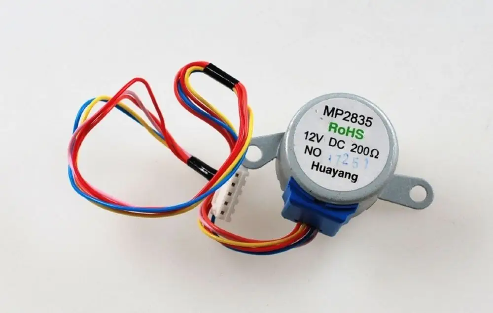 Elektromotor mit vier farbigen Drähten, der für verschiedene Anwendungen geeignet ist. Ursprünglich von der Marke Remko produziert.