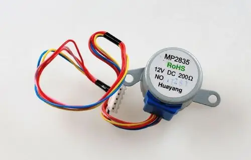 Elektromotor mit vier farbigen Drähten, der für verschiedene Anwendungen geeignet ist. Ursprünglich von der Marke Remko produziert.