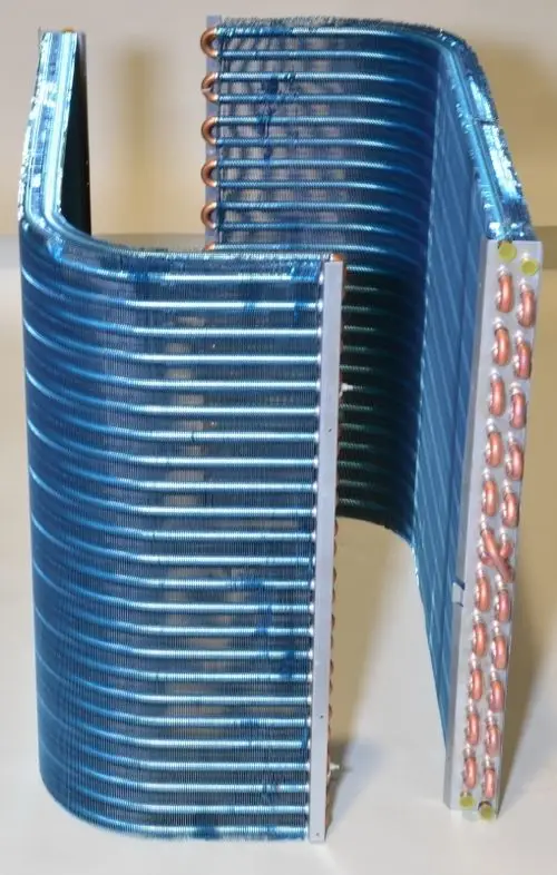 Remko Lamellenverflüssiger mit blauen Lamellen und Kupferrohren, geeignet für Kühlanwendungen. Sichtbare Anschlüsse auf einer Seite, kompakte Bauform.