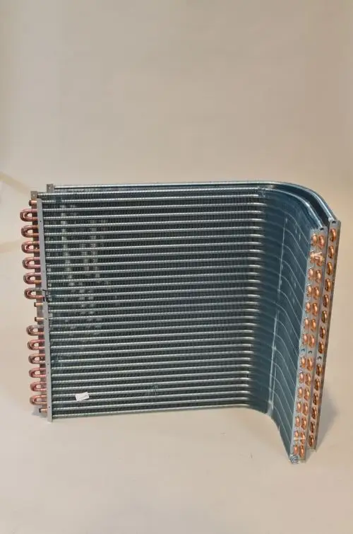 Lamellenverflüssiger von Remko, dargestellt in gewelltem Design mit kupfernen Anschlüssen und Metallrippen für Kühlungsanwendungen.