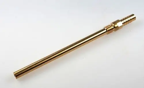 Saugrohr in metallischer Ausführung, passend für Remko-Geräte, mit einem geraden, schmalen Design und einem Anschluss an einem Ende.
