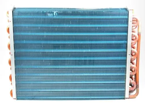 Verdampfer von Remko mit einem rechteckigen Kühlkörper und Kupferrohren, für die Nutzung in Kühlsystemen konzipiert. Sichtbare Aluminiumlamellen und Anschlüsse an einer Seite.