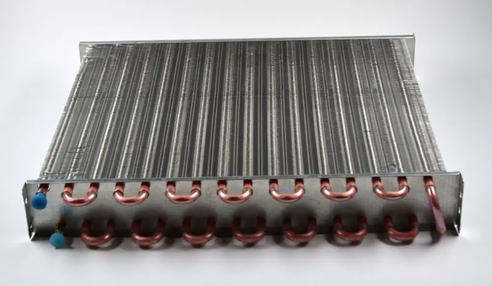 Verflüssiger mit Kupferrohren und Metalloberfläche, präsentiert von Remko, für Kühlanwendungen in unterschiedlichen Systemen.