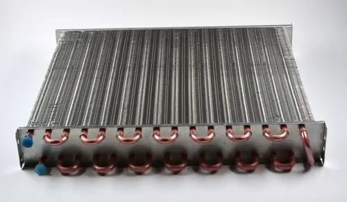 Verflüssiger mit Kupferrohren und Metalloberfläche, präsentiert von Remko, für Kühlanwendungen in unterschiedlichen Systemen.