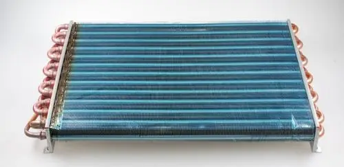 Verdampfer von Remko mit blauen Rohrleitungen und einer Reihe von Kupferrohren, montiert auf einer flachen, rechteckigen Unterlage.