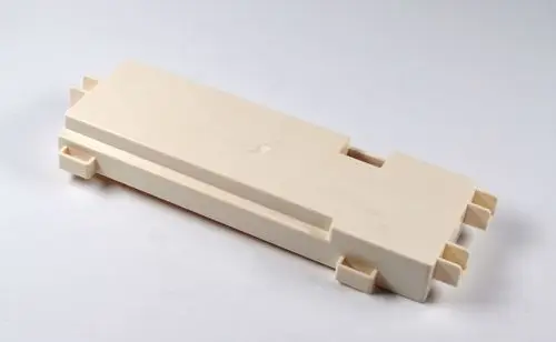 Weißes Plastikteile, rechteckig mit seitlichen Halterungen, möglicherweise ein Gehäuse von Remko für elektronische Komponenten oder Platinen.
