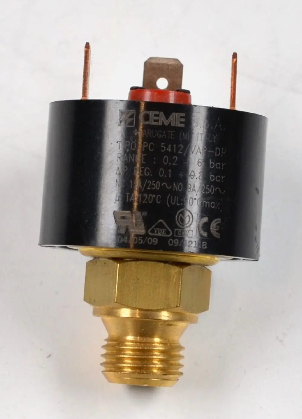 Druckschalter von Remko, mit einer Metallbasis und elektrischen Anschlüssen, zur Steuerung von Druck in einem Mediumkreis. Angaben zur Bedienung und technischen Spezifikationen sind aufgedruckt.