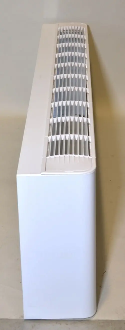 Geräteverkleidung in mattem Weiß mit luftdurchlässigem Gitter. Geeignet für die Abdeckung von Heizungsinstallationen. Von der Marke Remko.