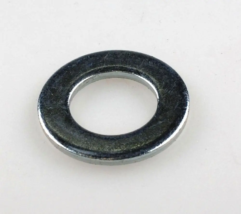 Metallischer Abstandshalter in runder Form, hergestellt von Remko, auf heller Unterlage. Vorderseite mit glänzender Oberfläche, mittiges Loch sichtbar.