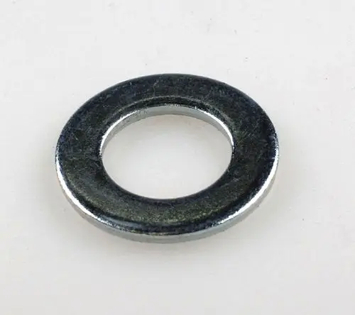 Metallischer Abstandshalter in runder Form, hergestellt von Remko, auf heller Unterlage. Vorderseite mit glänzender Oberfläche, mittiges Loch sichtbar.