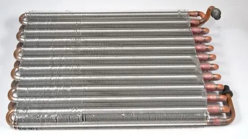 Remko-Kondensator mit mehreren kupfernen Rohrleitungen, die durch gewickelte Metallrippen verbunden sind, zur Wärmeübertragung.