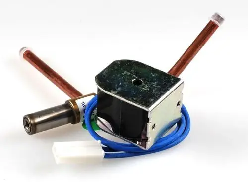 Magnetventil mit zwei Kupferrohren und Anschlussleitungen, hergestellt von Remko, für den Einsatz in Heizungs- oder Kältesystemen.