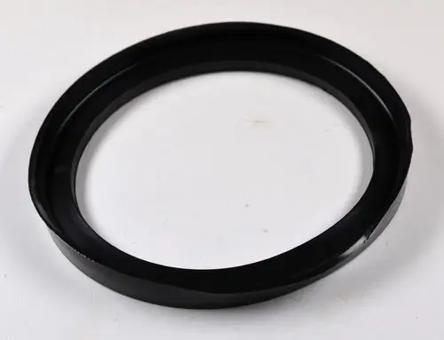 Schwarze, ringförmige Dichtung von Remko, geeignet für Motoranwendungen. Die Oberfläche ist glatt, ohne erkennbare Maße oder spezifische Markierungen.
