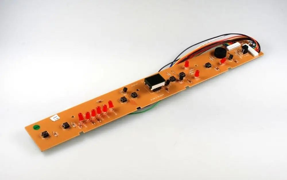 Remko Tastaturplatine mit mehreren Tasten, LED-Anzeigen, Lautsprecher und verschiedenen angeschlossenen Kabeln auf getrockneter Leiterplatte.