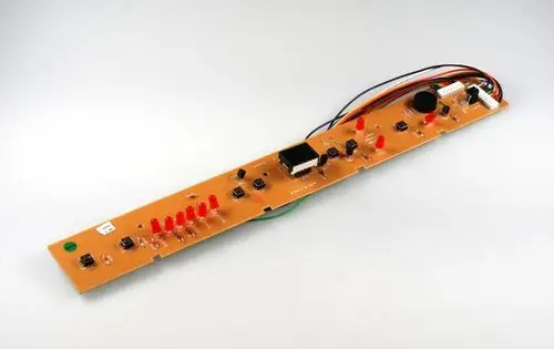 Remko Tastaturplatine mit mehreren Tasten, LED-Anzeigen, Lautsprecher und verschiedenen angeschlossenen Kabeln auf getrockneter Leiterplatte.