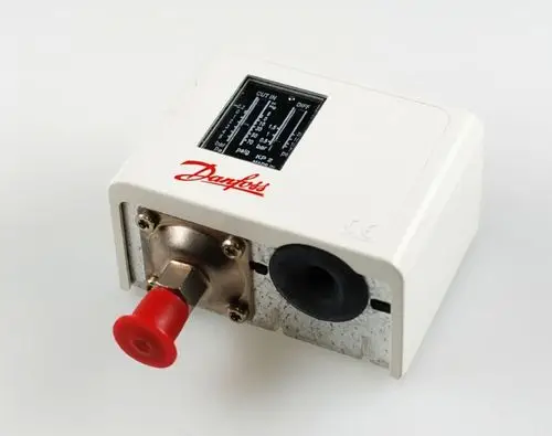 Niederdruckwächter in kompaktem Gehäuse von Danfoss. Ausgestattet mit einem roten Druckknopf und Anzeige für Druckwerte.