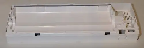 Weiße Kunststoffrückwand von Remko, flache Form mit unterschiedlichen Aussparungen und Lüftungsschlitzen, für technische Anwendungen.