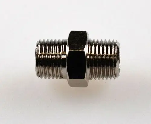 Metallischer Doppelnippel von Remko mit zwei gewindeten Enden. Das Produkt hat eine zylindrische Form und dient zur Verbindung von Rohren.