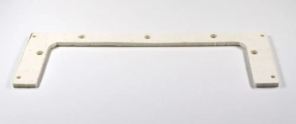 Weißer, flacher Dichtungsring aus Material mit mehreren Bohrungen, geeignet für den Einsatz in Brennern, hergestellt von Remko.