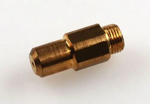 Messingdüse mit Gewinde, die typischerweise in Gasgeräten verwendet wird. Produkt von Remko, für den Anschluss an entsprechende Gasleitungen geeignet.