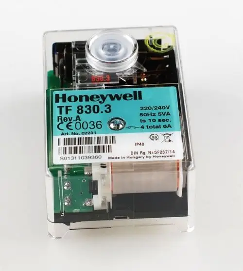 Steuerrelais von Honeywell mit transparentem Gehäuse, Kabelanschlüssen und technischen Informationen, auf einem weißen Hintergrund.