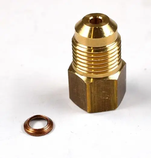 Remko Adapter mit einer kupfernen Dichtung, gefertigt aus Messing. Der Adapter hat eine gerippte Oberfläche und eine anpassbare Verbindung für verschiedene Anwendungen.