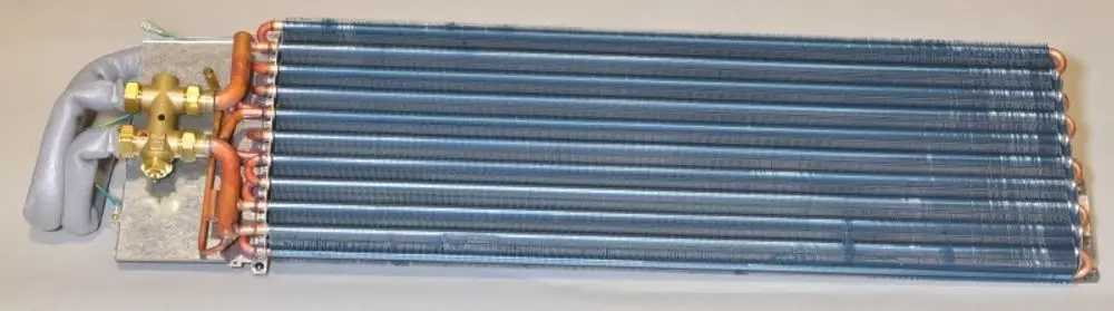 Lamellenregister von Remko, bestehend aus mehreren parallel angeordneten Rohren mit Anschlüssen für die Fluidzufuhr und -abfuhr.