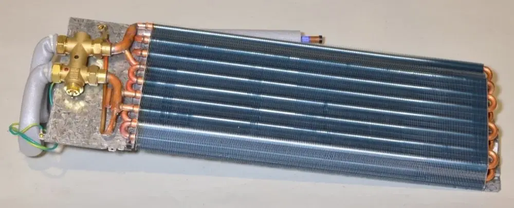 Lamellenregister von Remko mit mehreren Kupferrohren, montiert auf einer Metallbasis, zur Verwendung in Heiz- oder Kühlanwendungen.