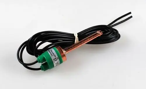 Niederdruckwächter mit einem grünen Anschlussstück und einem metallischen Sensor, umgeben von schwarzem Kabel. Hergestellt von Remko.