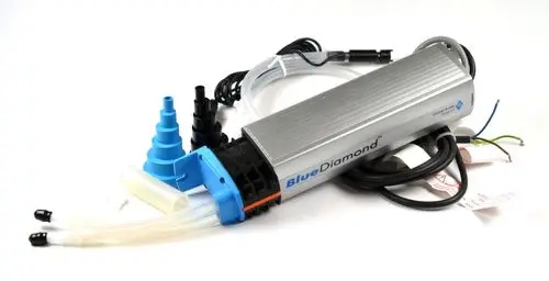 Kondensatpumpe mit mehreren Schläuchen und elektrischen Anschlüssen, hergestellt von Remko. Gehäuse in Silber mit blauen und schwarzen Komponenten.