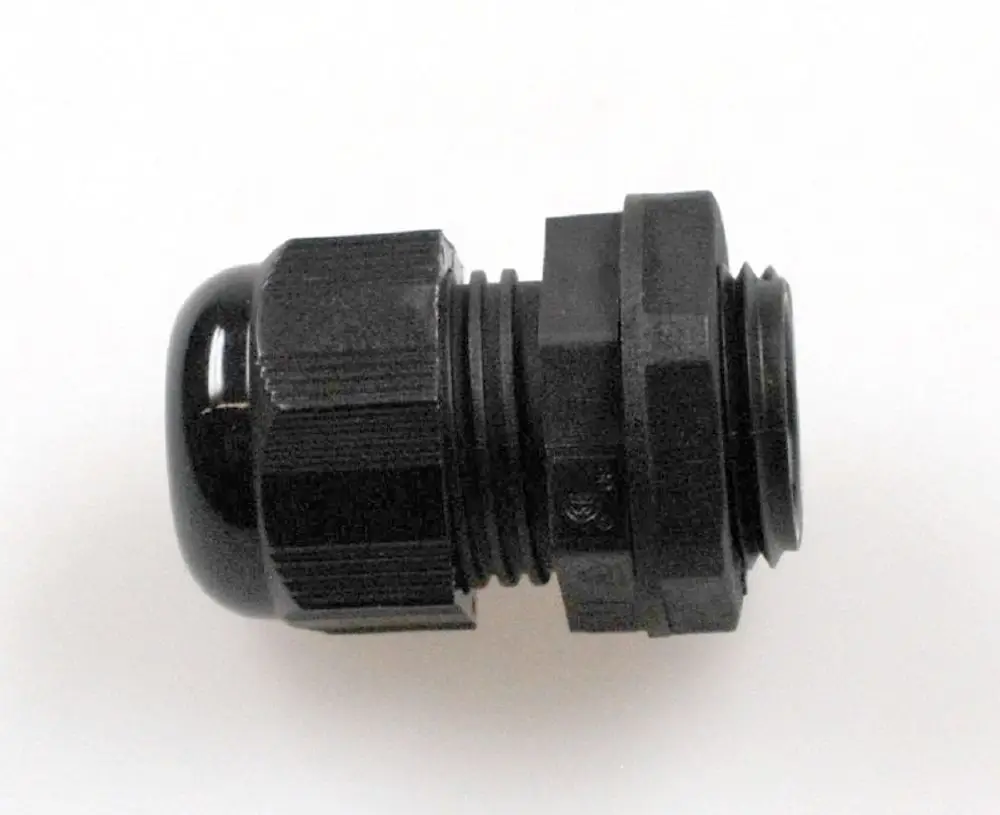 Schwarze Zugentlastung mit Gewinde und runder Kopfpartie. Produkt von Remko, geeignet zur mechanischen Sicherung von Kabeln in verschiedenen Anwendungen.