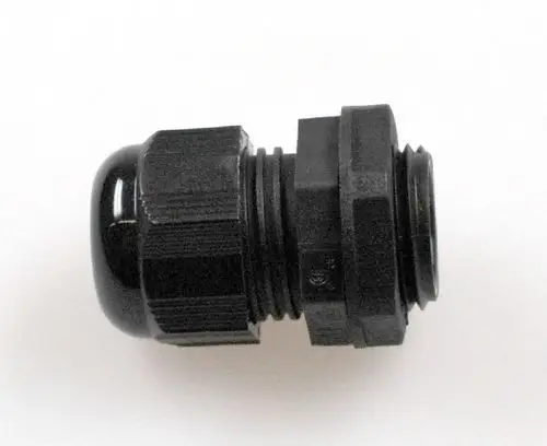 Schwarze Zugentlastung mit Gewinde und runder Kopfpartie. Produkt von Remko, geeignet zur mechanischen Sicherung von Kabeln in verschiedenen Anwendungen.