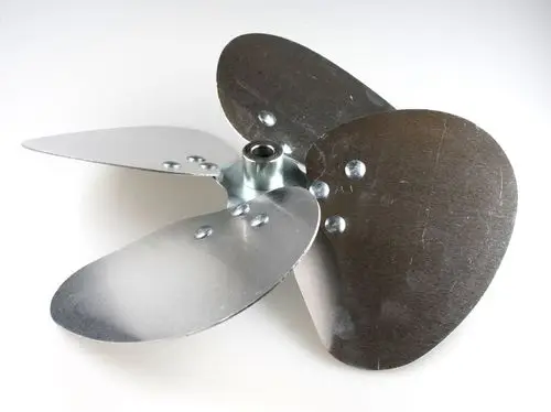 Remko Ventilatorflügel aus Metall mit einer zentralen Befestigung und drei ovalen Flügeln. Eignet sich für Anwendungen zur Luftzirkulation.