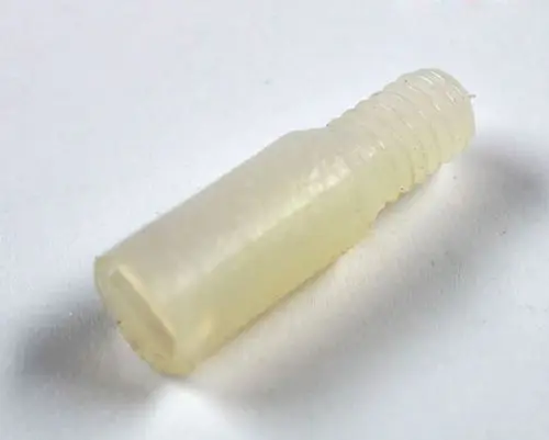 Transparente Kunststoffschraube von Remko, zylindrische Form mit einem Gewinde an einem Ende und einer glatten Oberfläche.