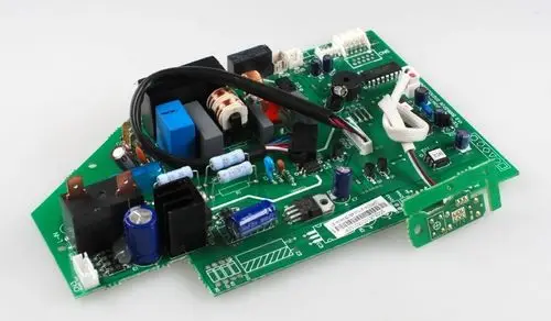Steuerplatine mit verschiedenen elektronischen Bauteilen und Verbindungen, verwendet in Geräten der Marke Remko. Gut erkennbar sind Kondensatoren, Widerstände und Stecker.