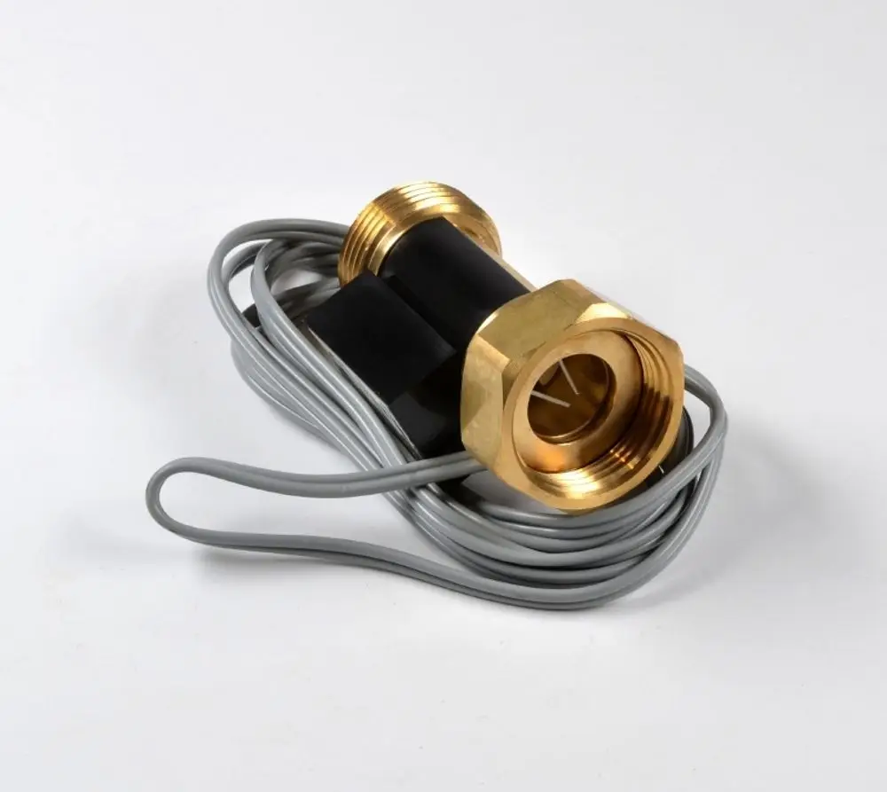Durchflusssensor mit zwei Messanschlüssen aus Messing und grauem Kabel. Das Produkt stammt von der Marke Remko und dient zur Überwachung des Wasserflusses.