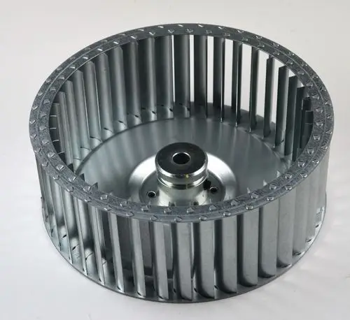 Lüfterrad aus metallischem Material mit geripptem Design, geeignet für Anwendungen wie die von Remko, erkennbar durch die zentrale Öffnung und den stabilen Rand.