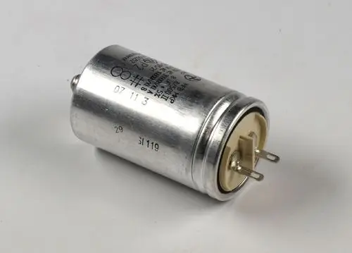 Metallischer Kondensator von Remko mit zwei Anschlussstiften. Die Oberfläche ist silbern und die Beschriftung ist teilweise sichtbar.