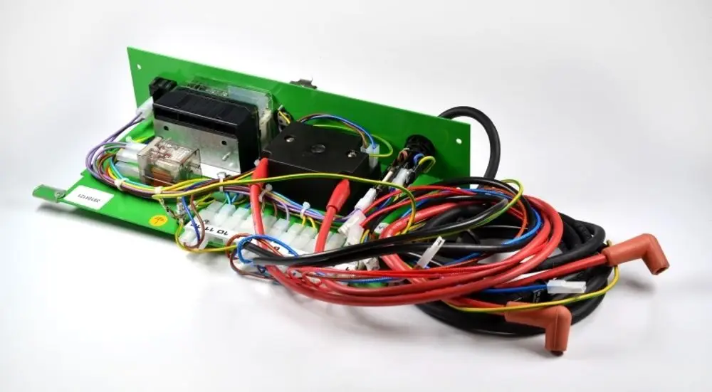 Elektrobaugruppe mit mehreren Kabeln und Steckverbindungen, die für Anwendungen im Bereich Klimaanlagen oder Heizungssteuerung von Remko ausgelegt ist.