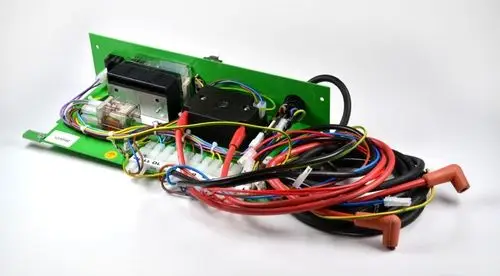 Elektrobaugruppe mit mehreren Kabeln und Steckverbindungen, die für Anwendungen im Bereich Klimaanlagen oder Heizungssteuerung von Remko ausgelegt ist.