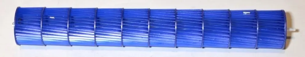 Blaues Ventilatorrad von Remko, zylindrische Form mit gewellter Oberfläche und mehreren Lamellen, auf heller Unterlage dargestellt.