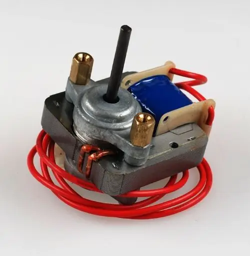 Schrittmotor von Remko mit einem zentralen Achsenstift, umgeben von zwei goldfarbenen Anschlüssen und mehreren Anschlussdrähten.