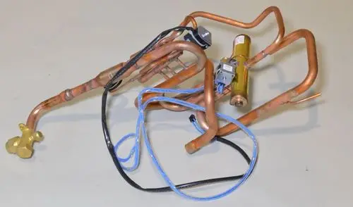 Kupferrohre und elektrische Komponenten eines Umkehrventils von Remko, geeignet für den Einsatz in Klimaanlagen oder Kühlsystemen.