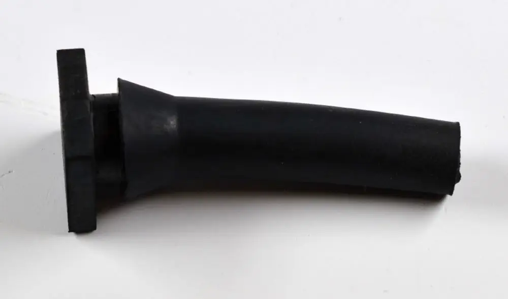 Schwarzes, flexibles Gummirohr mit flachem Anschluss. Eingesetzt zum Schutz von Kabeln, hergestellt von Remko.