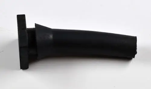 Schwarzes, flexibles Gummirohr mit flachem Anschluss. Eingesetzt zum Schutz von Kabeln, hergestellt von Remko.