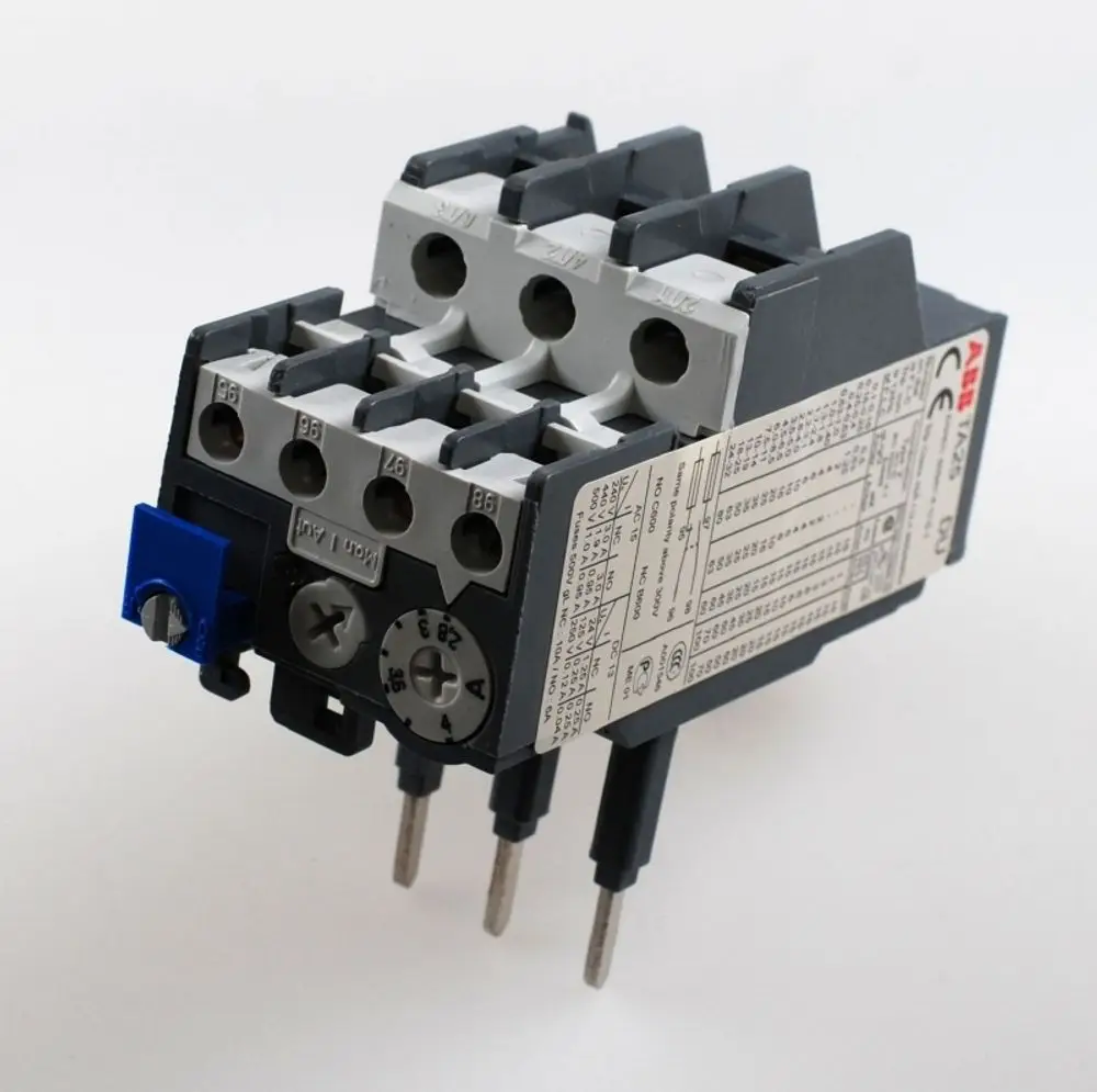 Remko Überstromrelais, ausgestattet mit mehreren Anschlussklemmen, Einstellknopf und technischen Daten auf der Seite, bereit für den Einsatz in elektrischen Systemen.