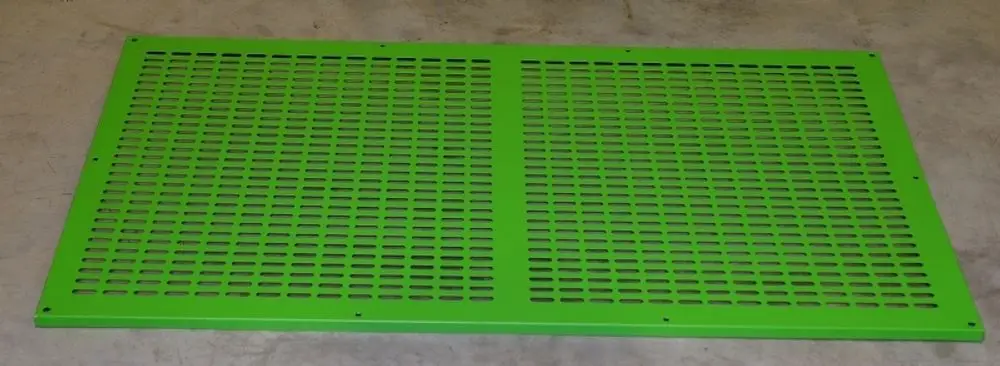 Grünes Schlitzblech mit regelmäßigen Öffnungen, flach und rechteckig, auf einem grauen Untergrund liegend. Produkt von Remko.